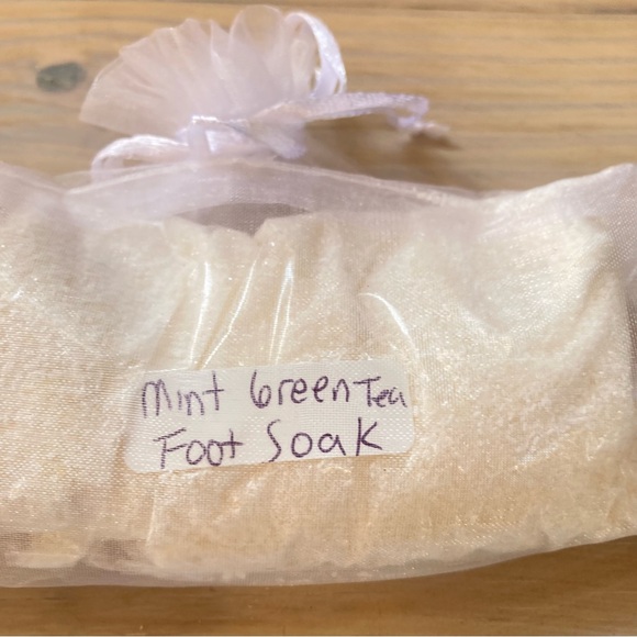 Pedicure Gift Set Rainbow Colorful Hand Fingernail and Foot File and Foot Soak - Picture 11 of 15